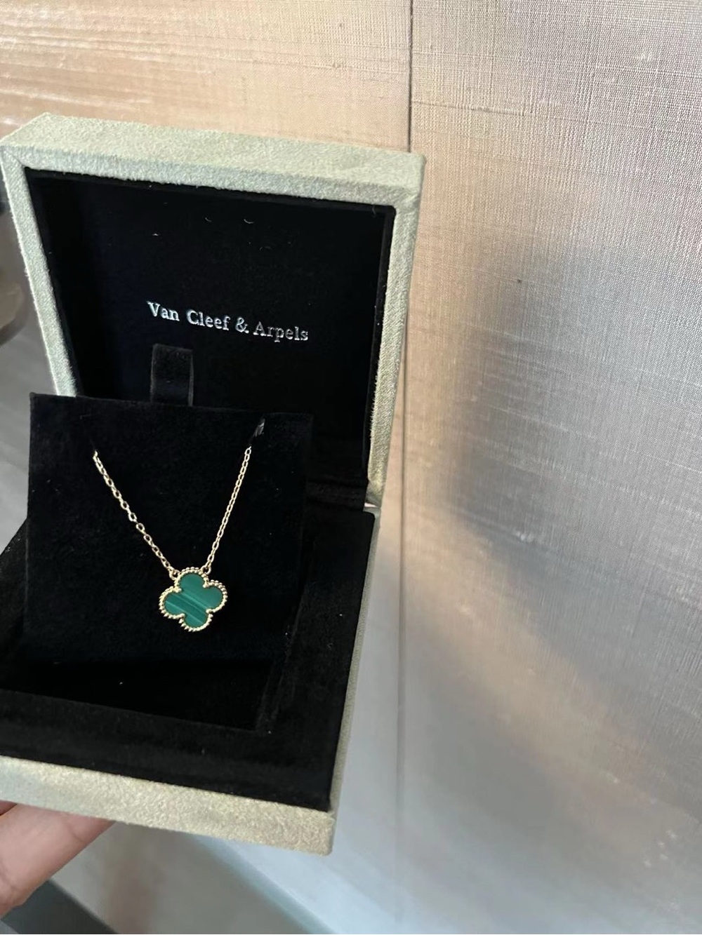 Van Cleef & Arpels Gold Necklace with Green Alhambra Clover - Picture 4 of 7